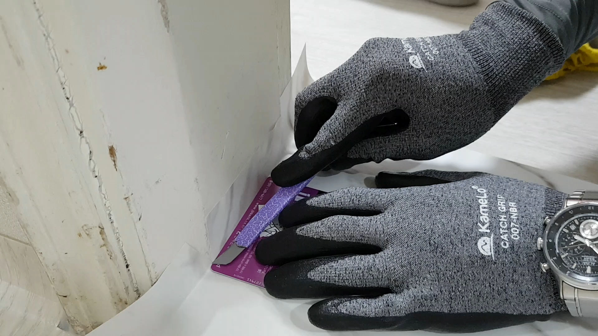 시트지 자르는 모습