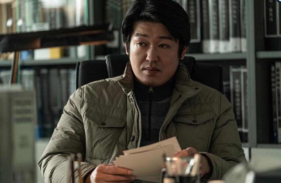 영화 브로큰 사건현장사진을 보며 회의실 분위기를 살피는 박팀장