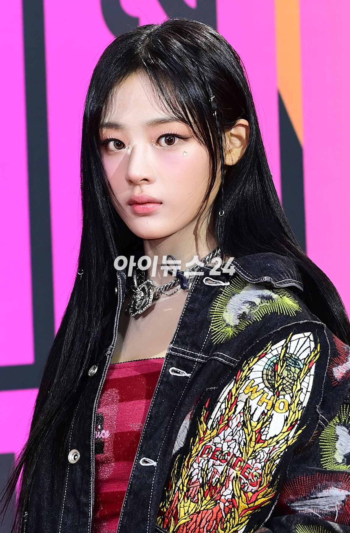 &#39;오늘도 실험적 패션&#39; 그룹 뉴진스(NewJeans)가 2일 오후 인천광역시 중구 인스파이어 아레나에서 열린 MMA2023(멜론뮤직어워드) 레드카펫 행사에 참석하고 있다. [사진=정소희 기자]