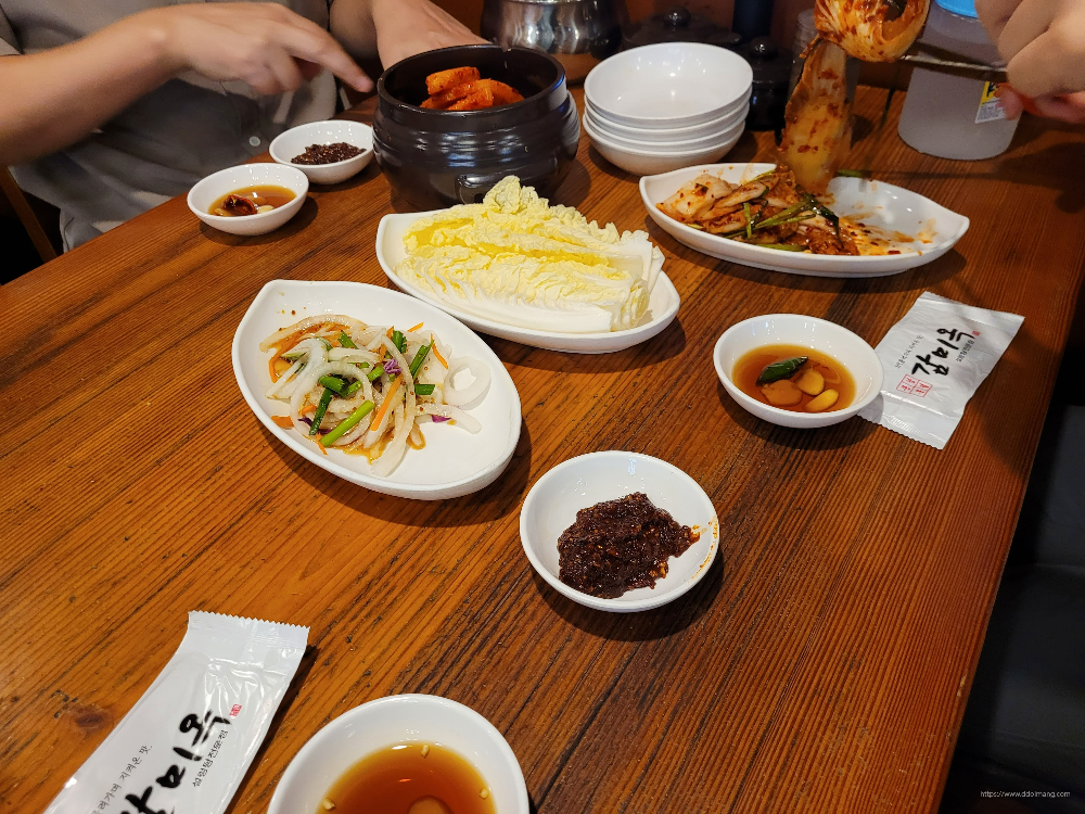 테이블 위의 배추 깍두가 겉절이 반찬