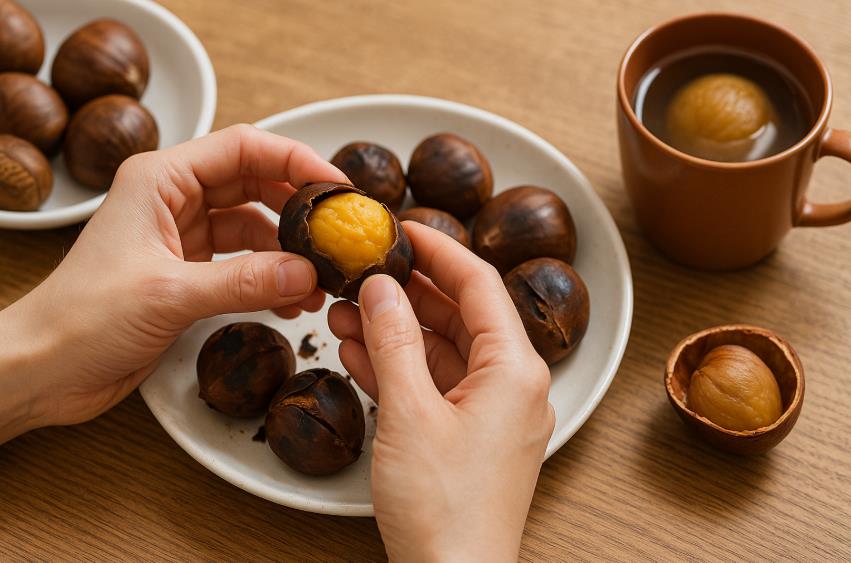 군밤의 껍질을 까는 모습