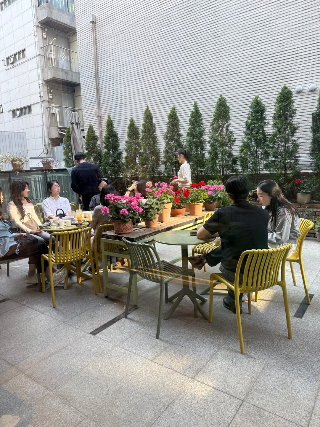강남 구구당 근처에 있는 본부케 카페 테라스 공간