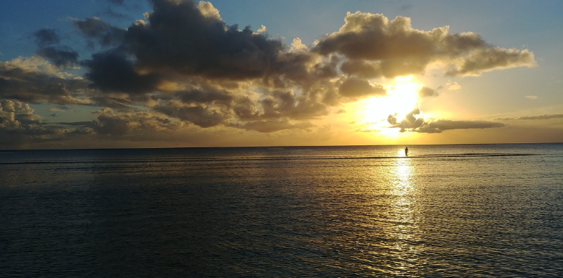 괌의 일몰 바다