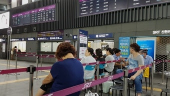 승차권 사려는 사람들
