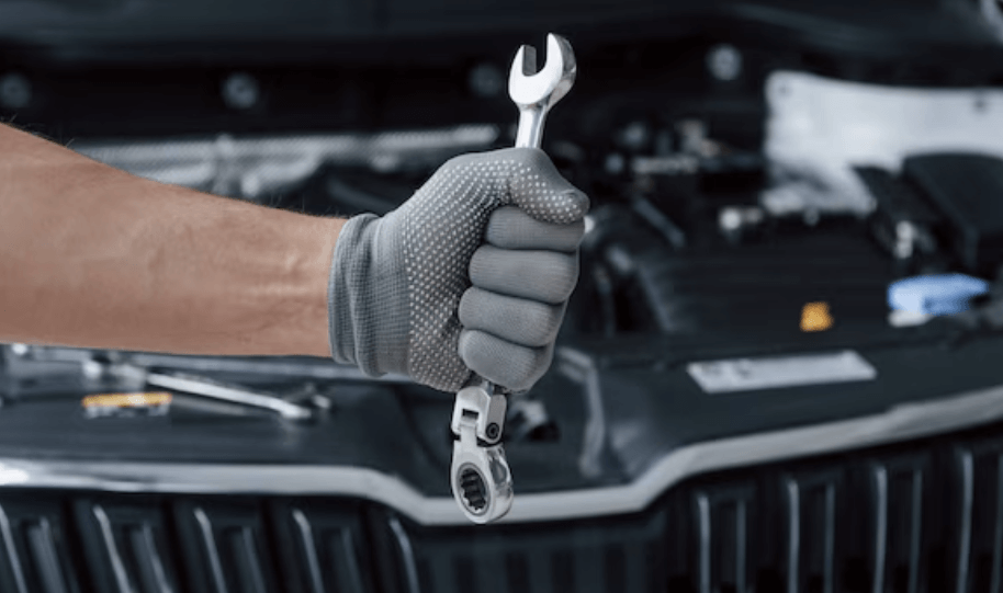 자동차 배터리 정비 중인 정비사 &ndash; 차량 유지비 절감 관련 점검 작업 장면