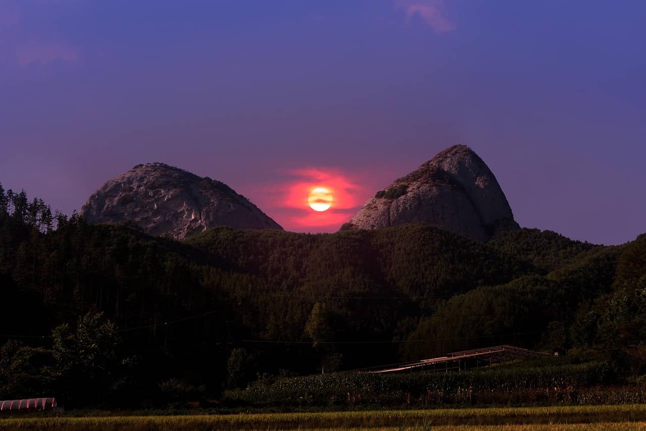 마이산, 시간의 층을 품은 산 — 지리로 읽는 신비의 봉우리
