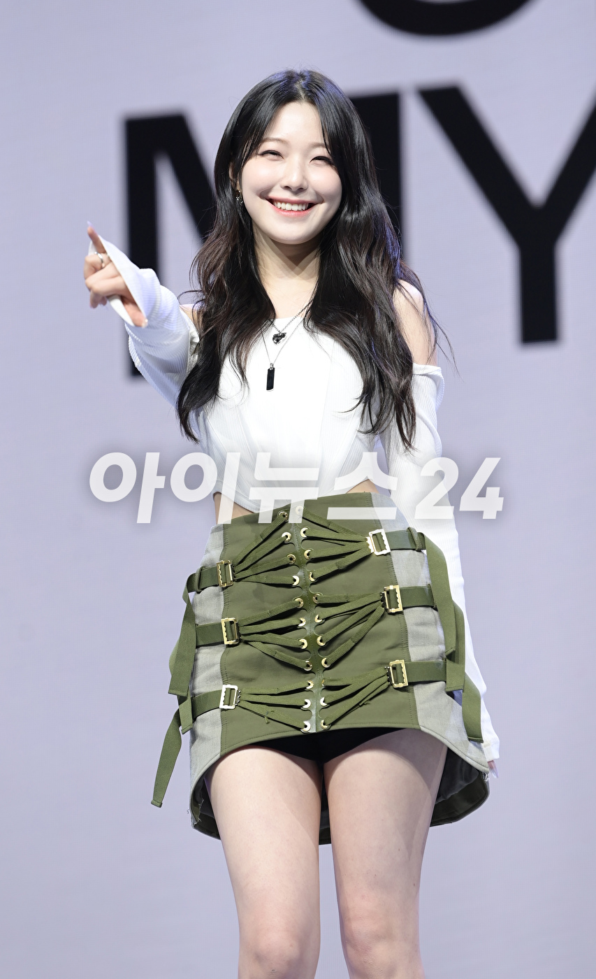 그룹 프로미스나인 백지헌이 5일 오후 서울 광진구 예스24 라이브홀에서 진행된 프로미스나인(fromis_9) 첫 번째 정규앨범 &#39;언락 마이 월드(Unlock My World)&#39; 발매 기념 쇼케이스에 참석하고 있다. [사진=정소희 기자]