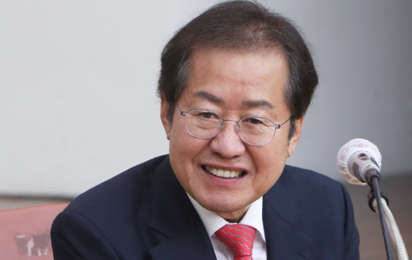 지난 2021년 당시 홍준표 대선 경선 후보가 경기도 수원시 국민의힘 경기도당에서 열린 수원 지역 당원 간담회에서 미소를 짓고 있다. [사진=연합뉴스]