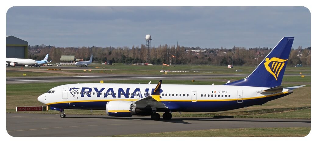 라이언에어 B737-8 200 MAX 비행기가 공항에 있는 모습을 찍은 사진