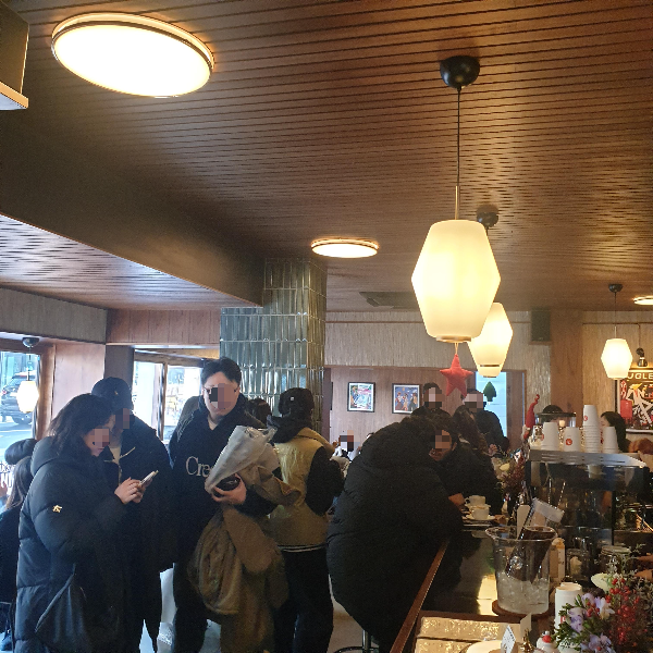 푸글렌 서울(Fuglen Seoul), 노르딕 커피를 맛볼 수 있는 상수역 카페_많은 사람들