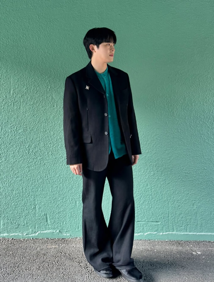 야외에서있는-남성의모습