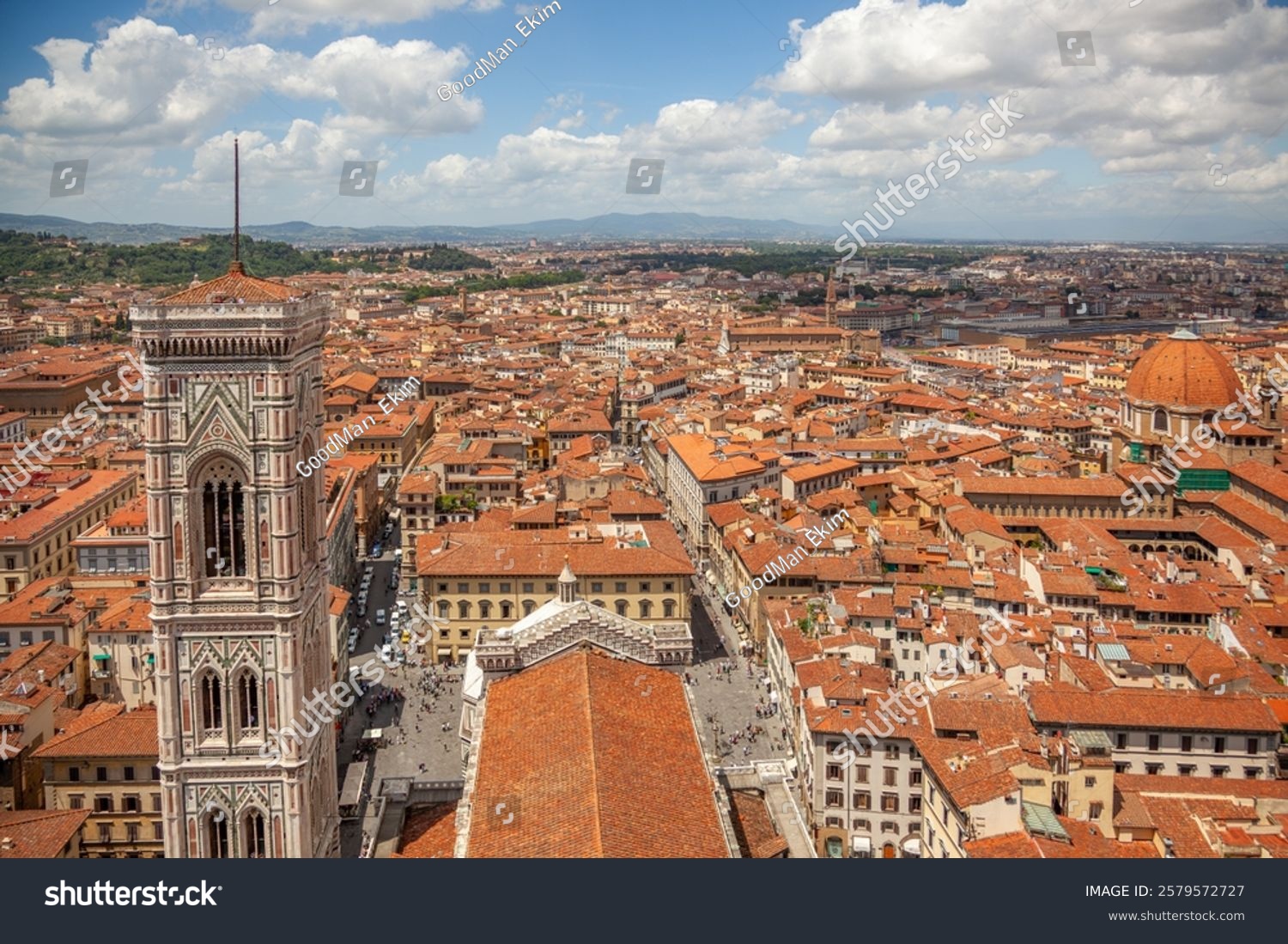 이탈리아, 피렌체 화창한 여름날 구시가지의 붉은 기와지붕과 구름