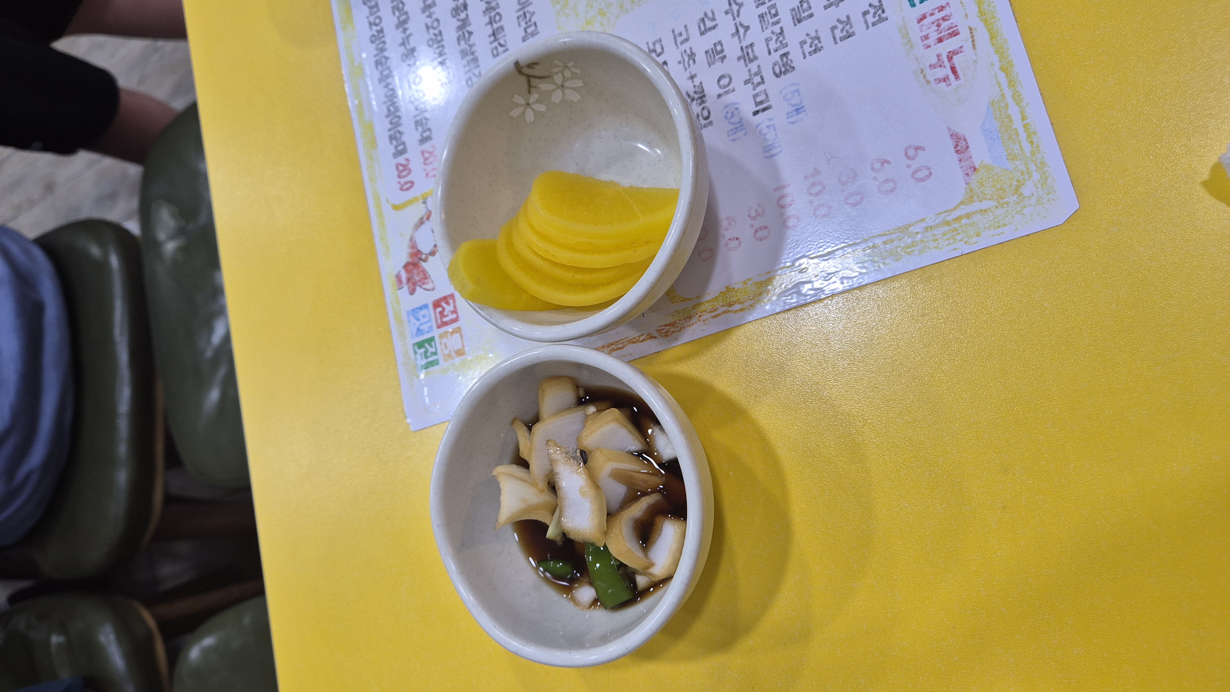 황부자튀김 반찬은 양파간장과 단무지