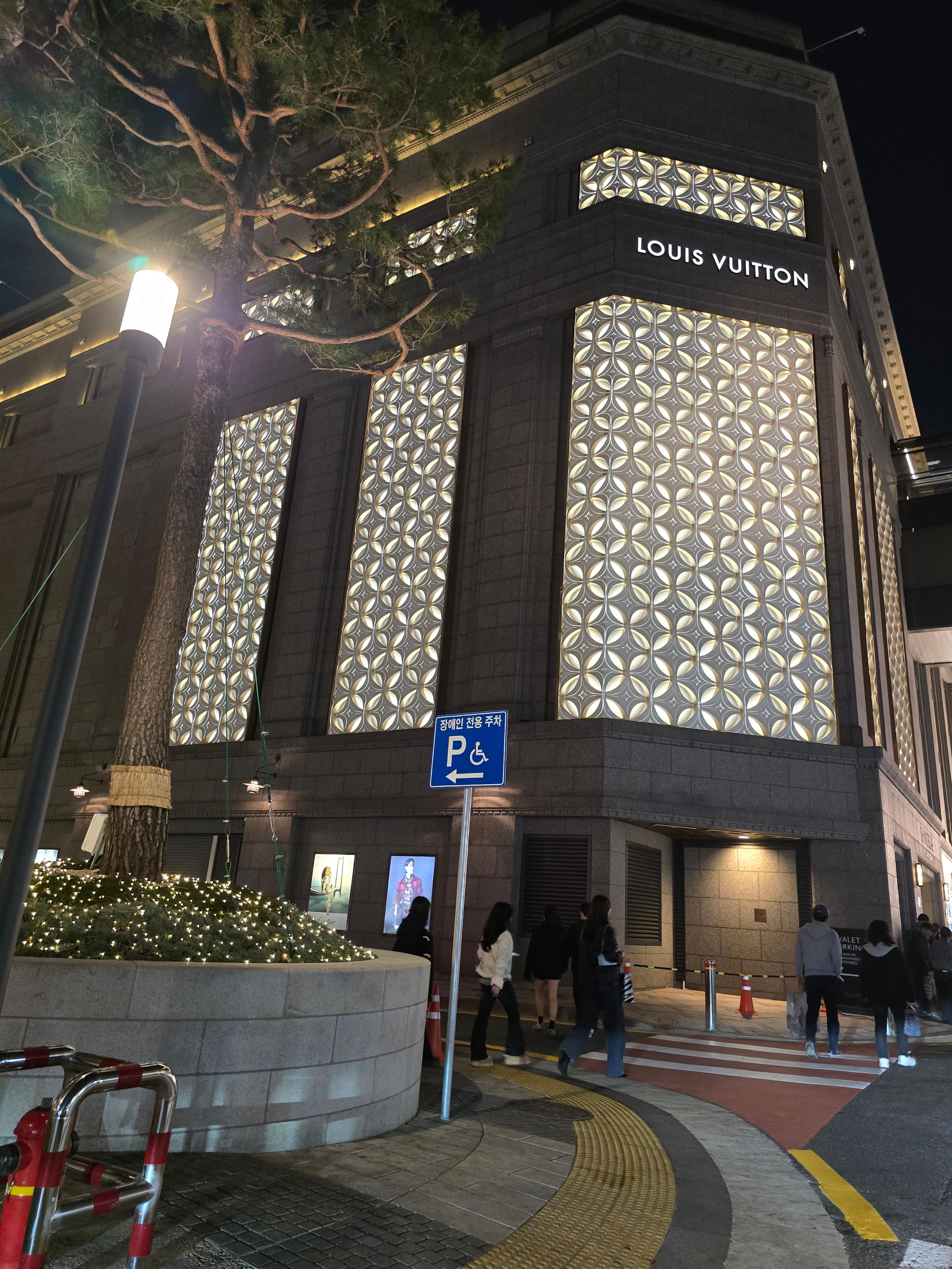 신세계백화점 본점 구관 6층 건물에 통으로 들어선 루이 비통 비저너리 저니 서울