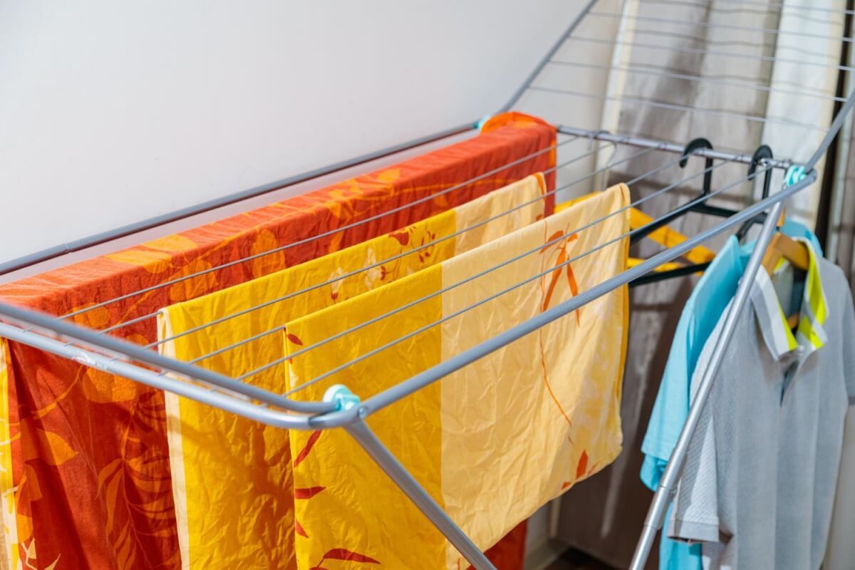 실내에서-빨래를-말리는모습