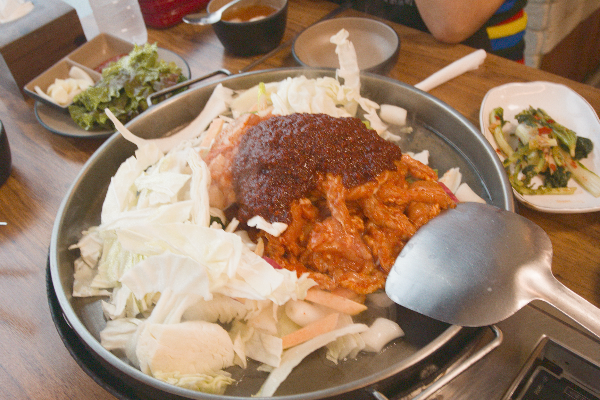 달갈비&middot;닭목살과 야채 그리고 소스가 있는 주물판