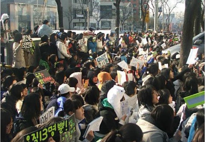 슈퍼주니어 팬들 항의 시위