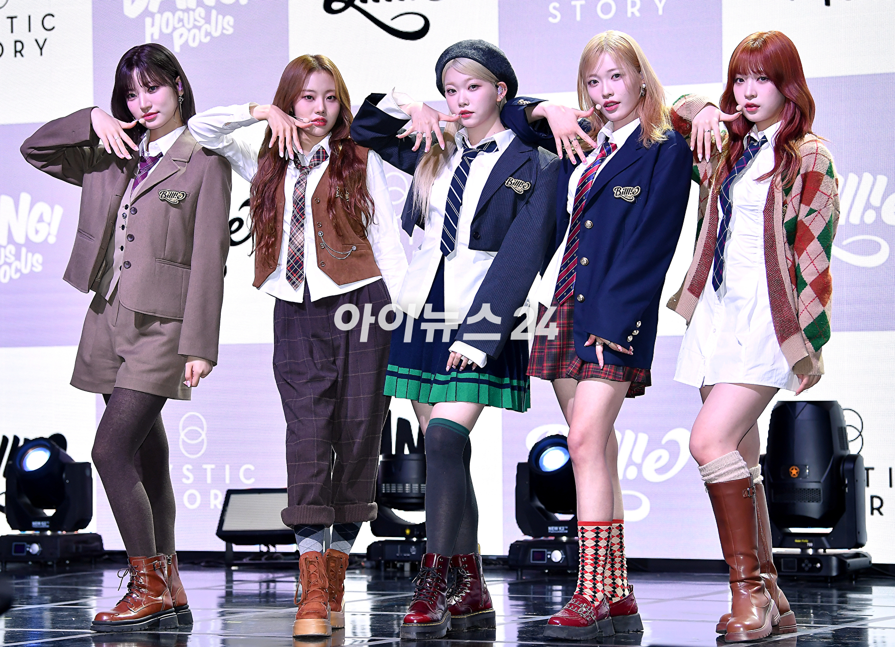 걸그룹 빌리(Billlie)가 23일 오후 서울 서교동 신한카드pLay스퀘어 라이브홀에서 &#39;사이드-비:메모얼스 오브 에코 언씬(side-B : memoirs of echo unseen)&#39; 발매 기념 쇼케이스에서 포토타임을 갖고 있다. [사진=곽영래 기자]
