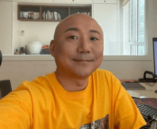 노란 티셔츠를 입고 셀카를 찍고 있는 주호민