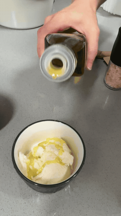 바닐라 아이스크림 위에 트러플 오일을 얇게 둘러서 마무리하는 과정 GIF