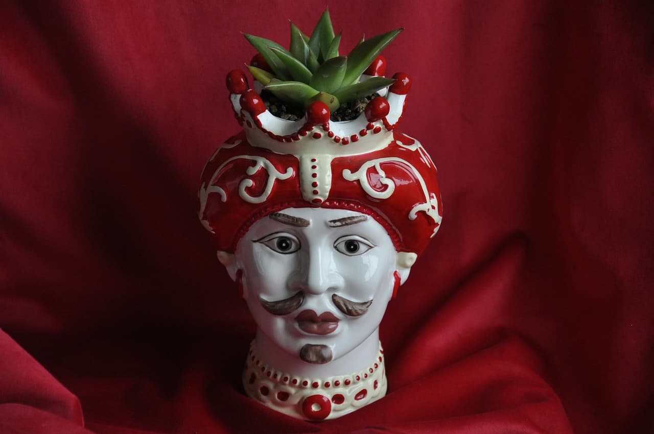 소형과 대형 도자기 제작 시 도구와 재료 선택의 차이점