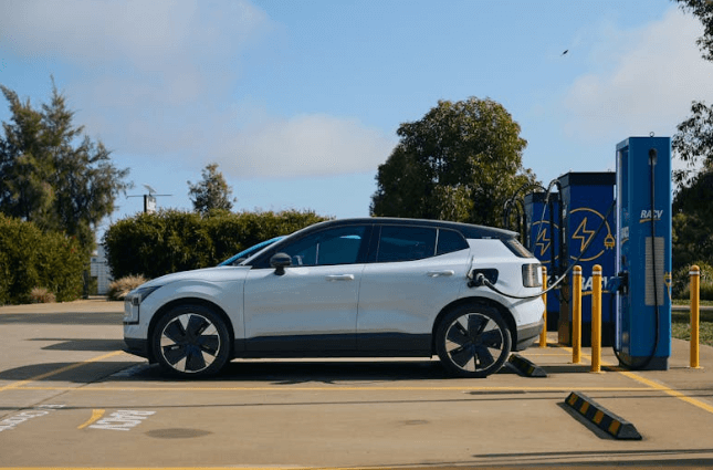 전고체 배터리 상용화 로드맵, 현실적 과제와 기술 돌파구
