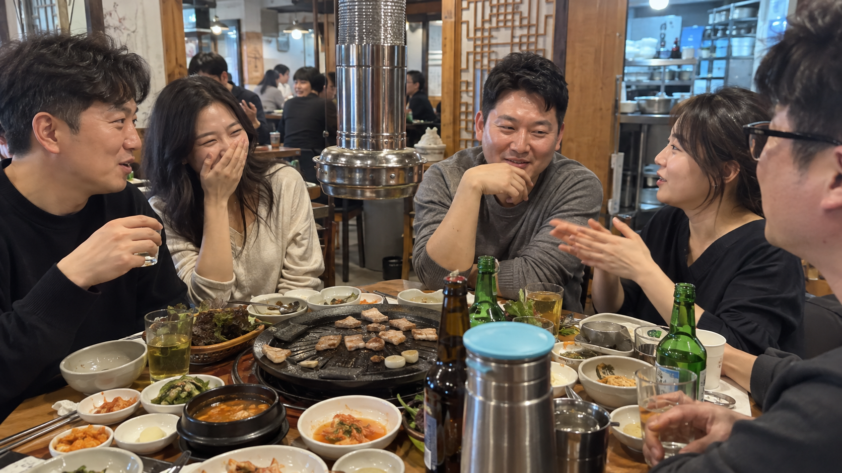 식당 테이블에 둘러앉아 대화하는 동호회 사람들