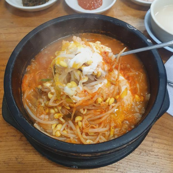 콩나물_국밥에_듬뿍_들어있는_콩나물