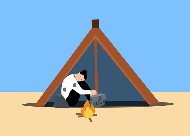 거지가 텐트안에서 모닥불을 켜놓고 있는 이미지