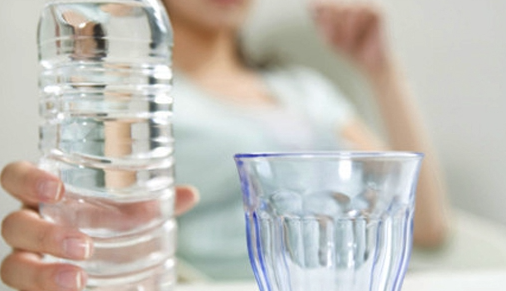 물과-컵과-사람