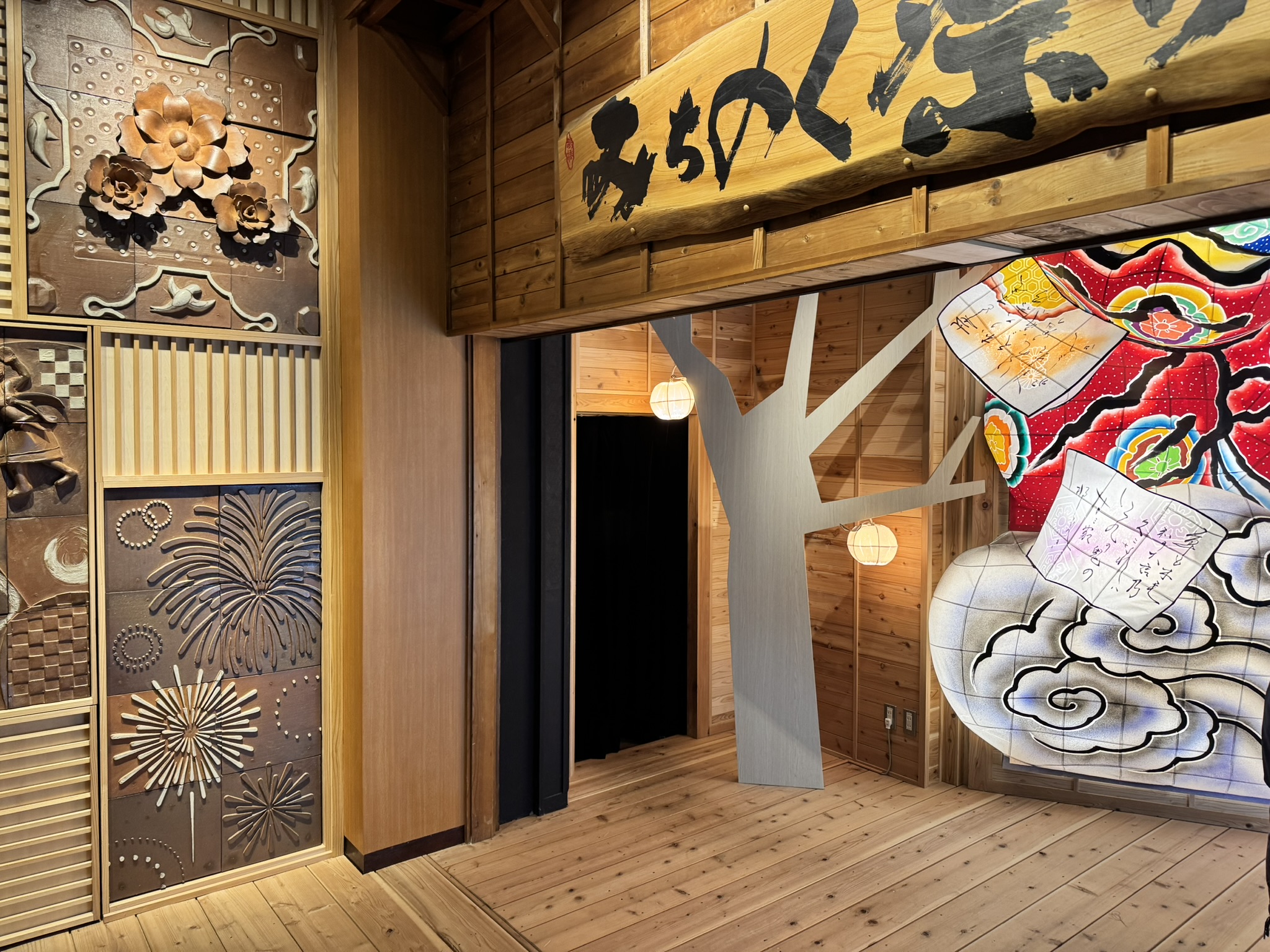 전통미가 느껴지는 입구와 장식