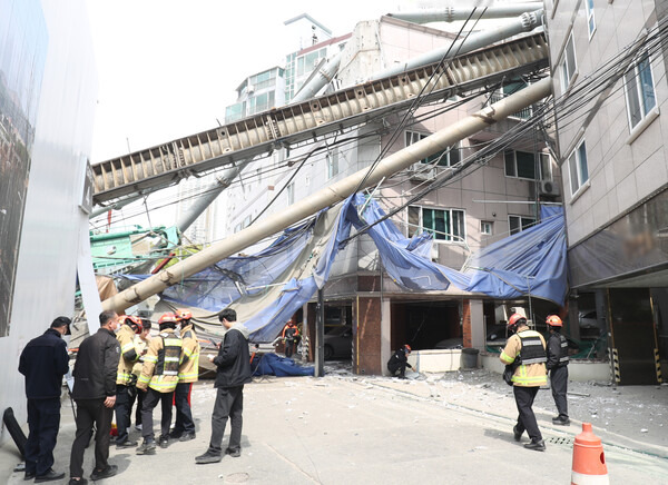 항타기 이동 작업 중 지반 점검 및 전도 예방 관련 자료