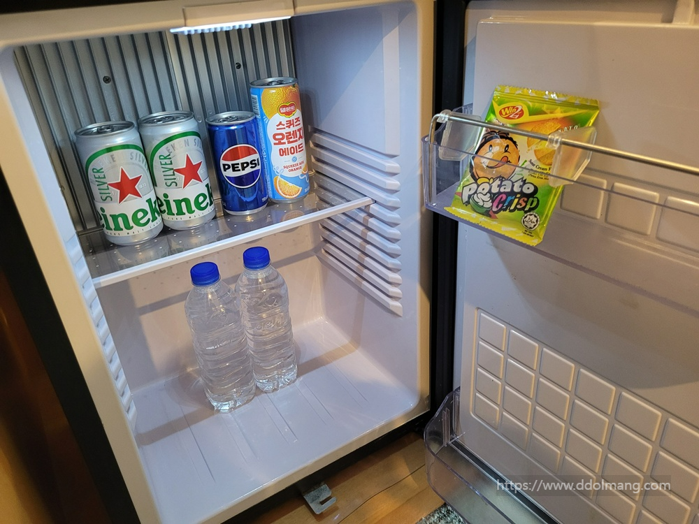 미니바의 맥주와 음료 그리고 생수