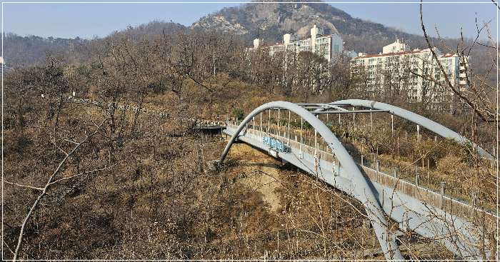 하늘다리를 건너자마자 찍은 사진