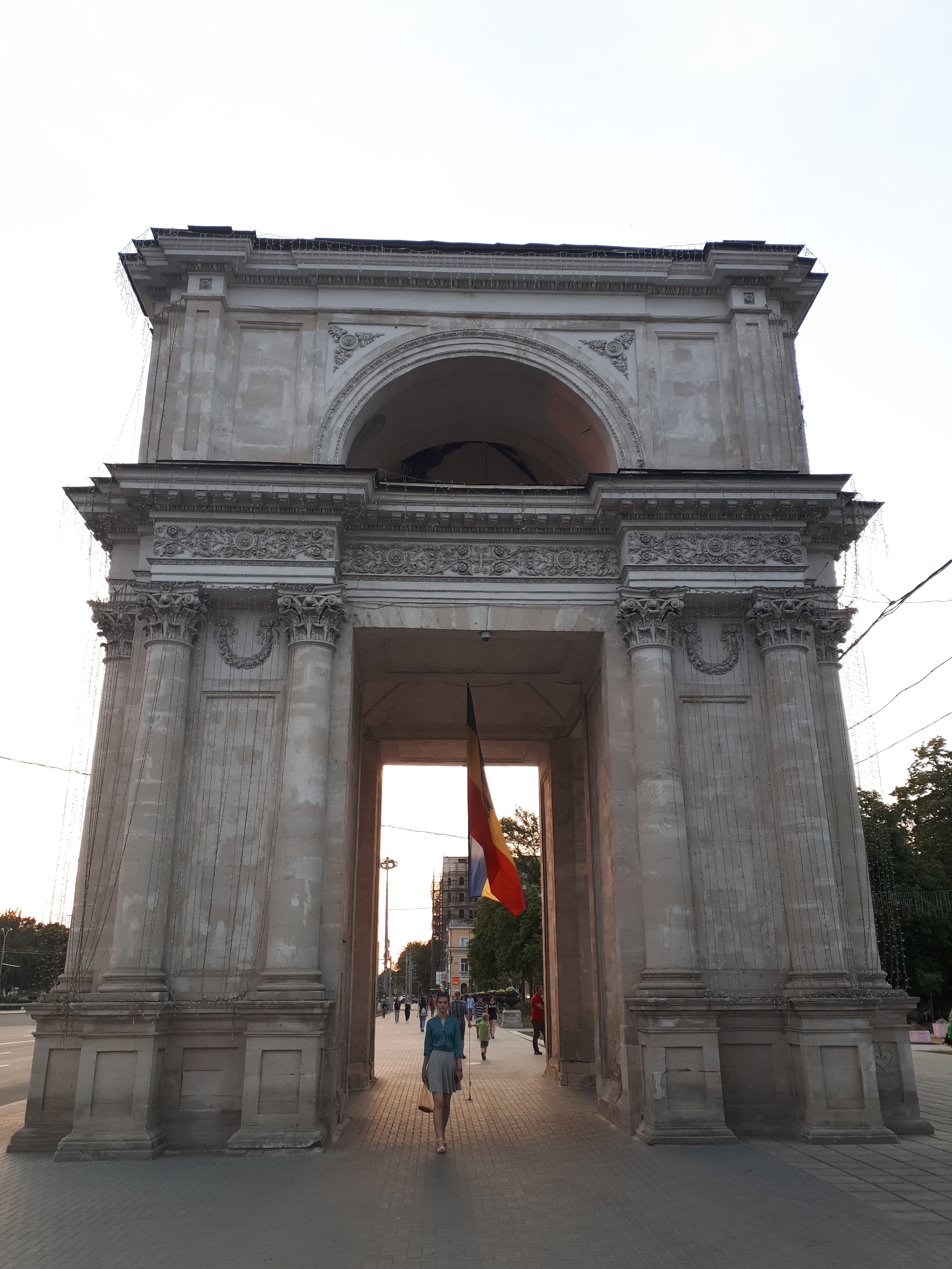 몰도바 키시나우 개선문의 여인 한 발짝