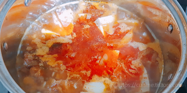 김치찌개 맛있게 끓이는법, 냄비로 옮겨 적당량의 물을 부은 후 간장 다시다 액젓 등을 넣어 간을 하며 끓이는 모습