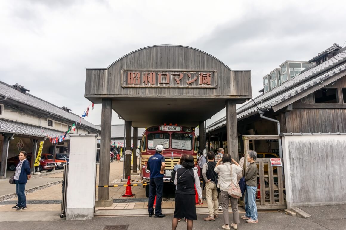 본네트 버스를 보고 있는 방문객들