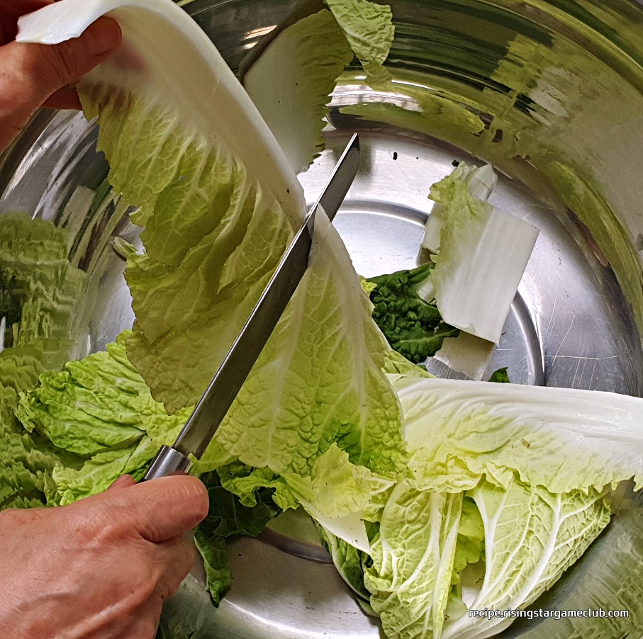 배추겉절이에 들어갈 배추 흰살 부분을 자르는 사진