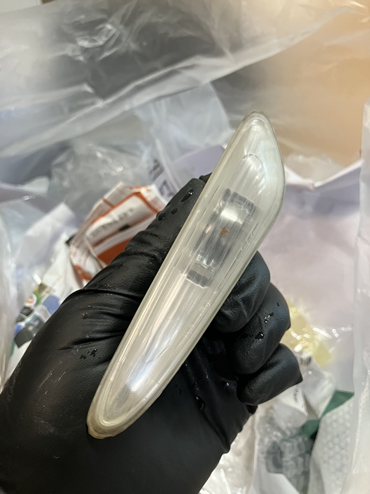 샌딩 작업 후 표면이 흐려진 단일 사이드 마커를 들고 있는 모습