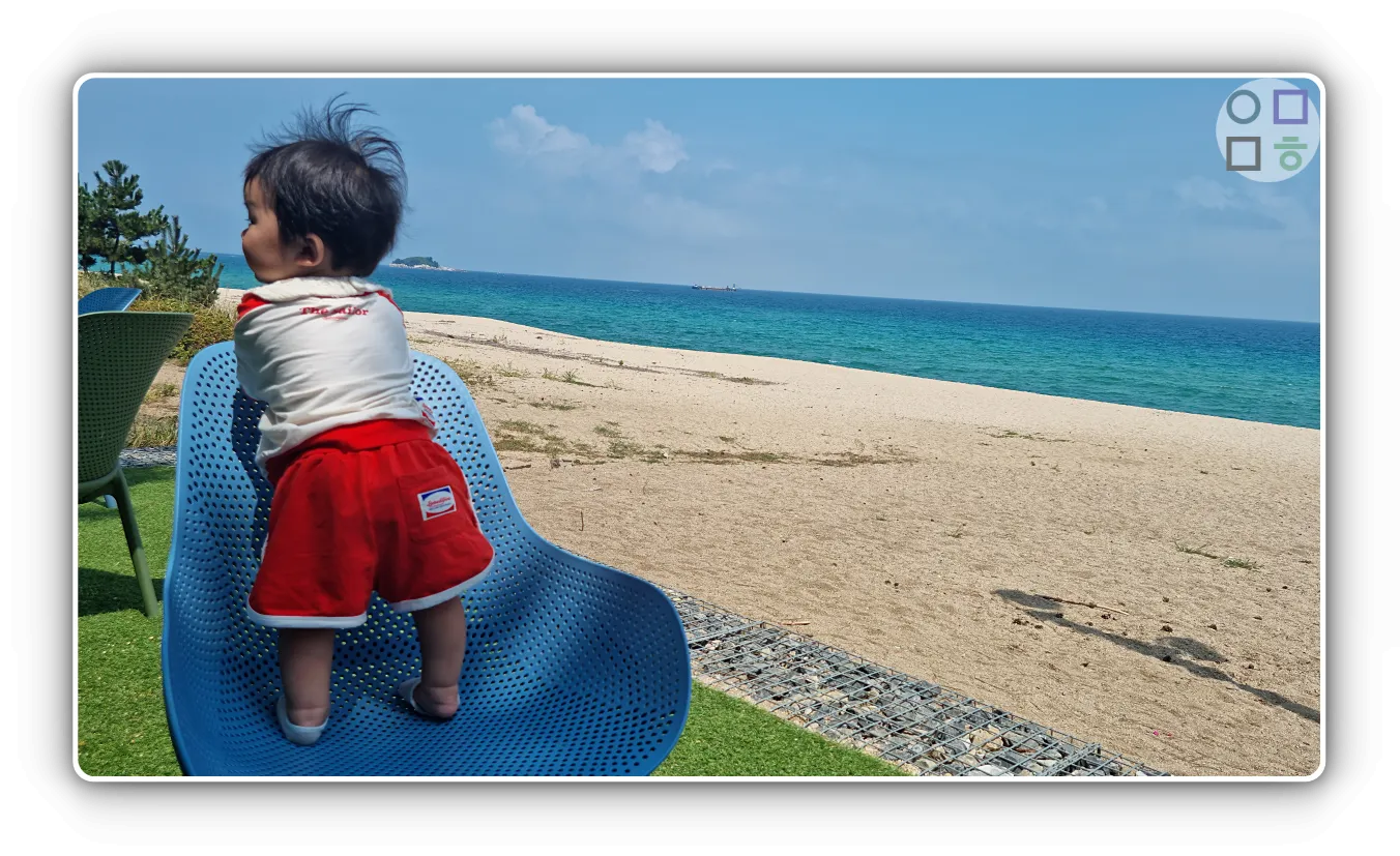 강원도-고성-해변-의자에-서있는-아기-뒷태