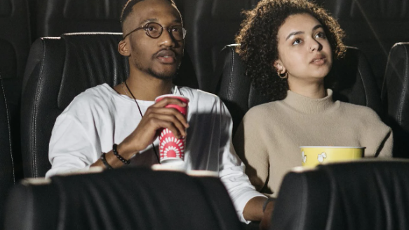 영화관에서 영화를 보는 영화 전공생