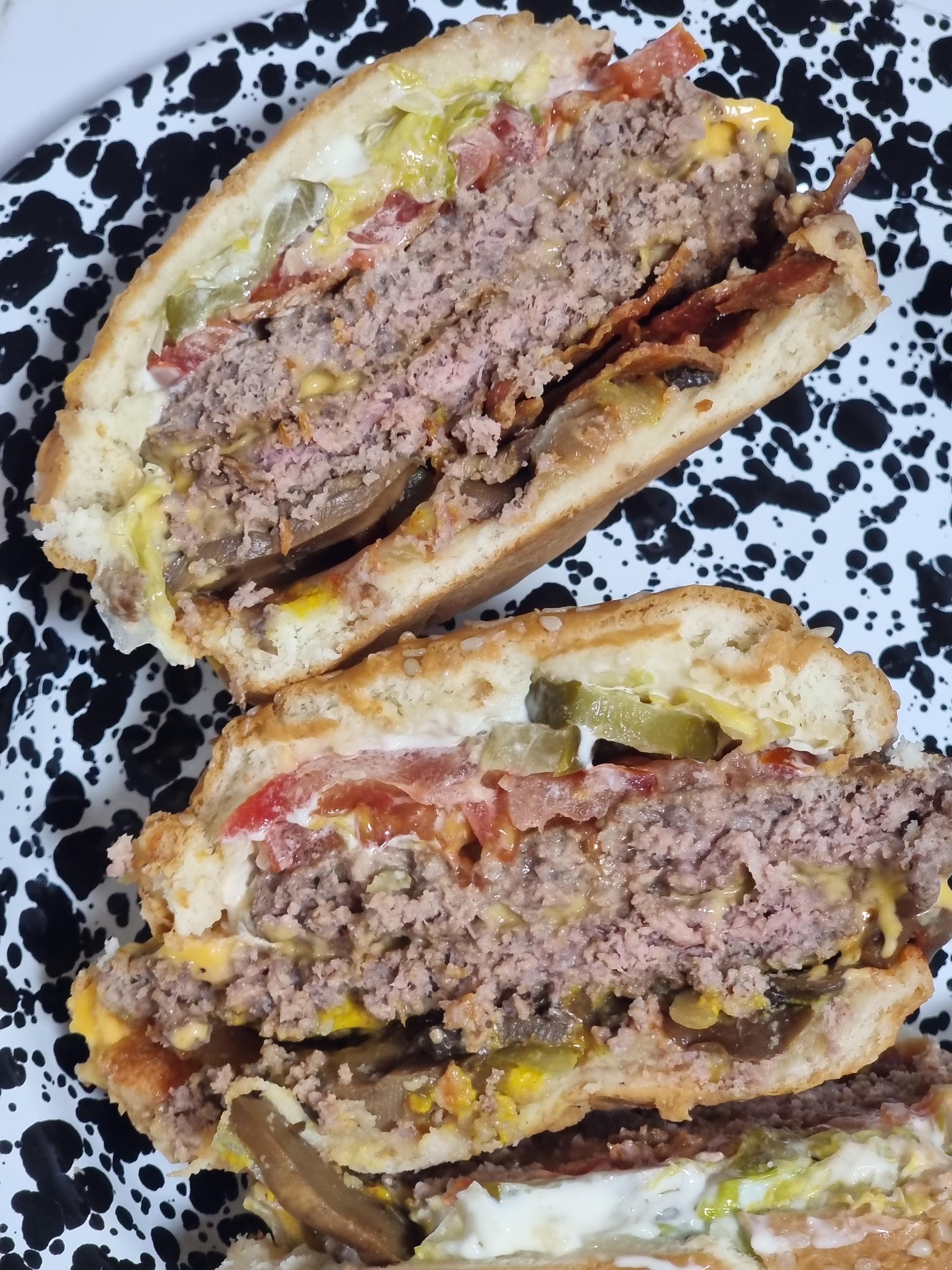 육즙 가득한 패티 단면. 올더웨이 토핑과 어우러져 미국적인 맛을 냅니다.
