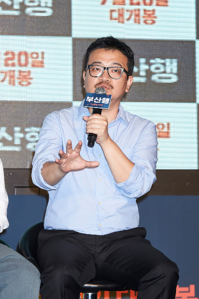 마이크 잡고 말하는 연상호 영화감독 모습