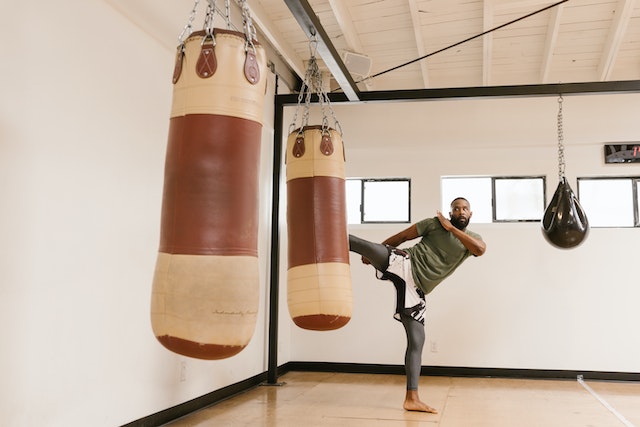 킥복싱을 하고 있는 남성