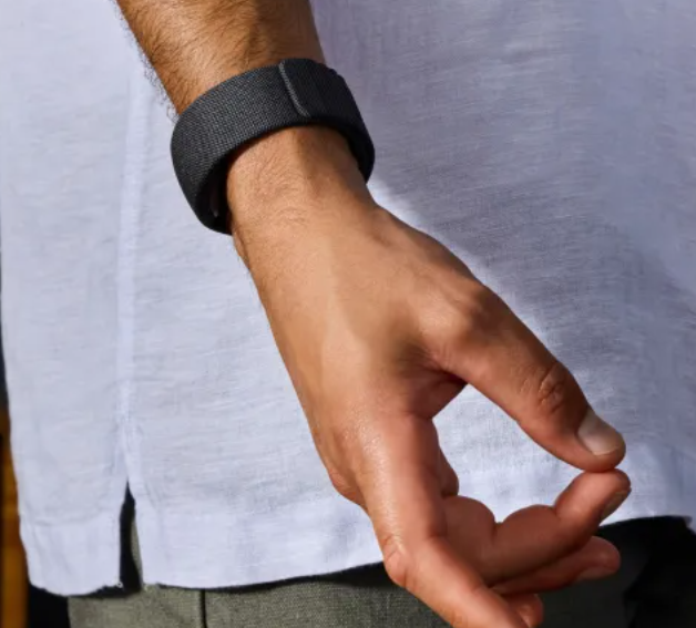 EMG 손목 밴드착용 사진