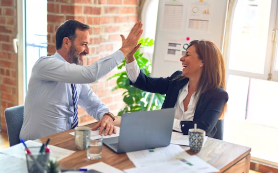 대리와-사자가-책상-앞에서-하이파이브를-하고-있다