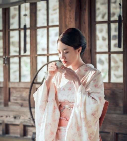 경성크리처에 줄연하는 배우 수현님의 사진입니다.