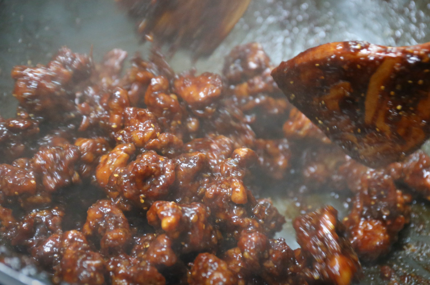 색상만 보아도 매콤한 마늘치킨