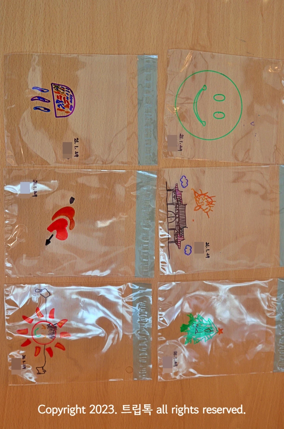 투명한 비닐에 하트. 스마일. 해파리. 한옥. 크리스카스 트리가 드려져있다.