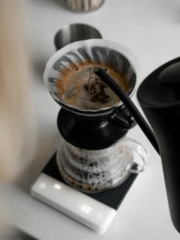 저울 위에 서버와 드립포트가 올려져 있고 드립포트로 물을 푸어하는 모습